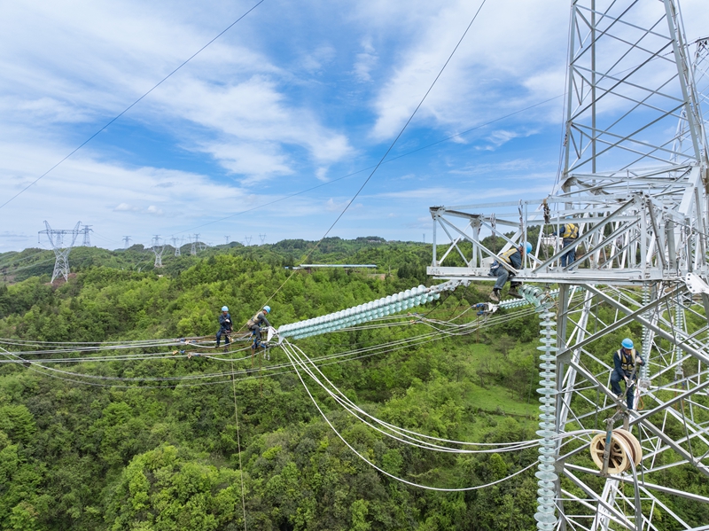 500千伏烏撒至奢香第二回線路工程施工現場，施工人員正在作業。潘聰 攝.jpg