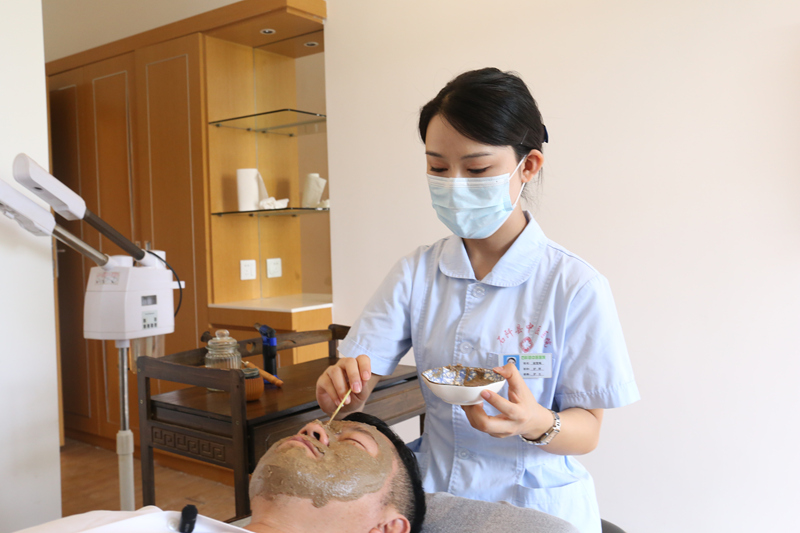 石阡中醫特色療法——中藥面膜。蔡慶潤攝