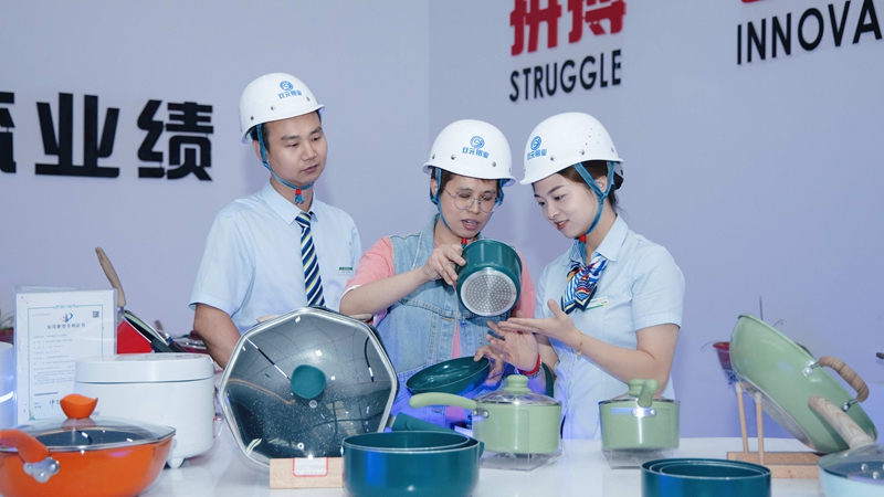 郵儲銀行工作人員深入水城經濟開發區鋁及鋁加工產業園，了解企業所需。郵儲銀行貴州省分行供圖 