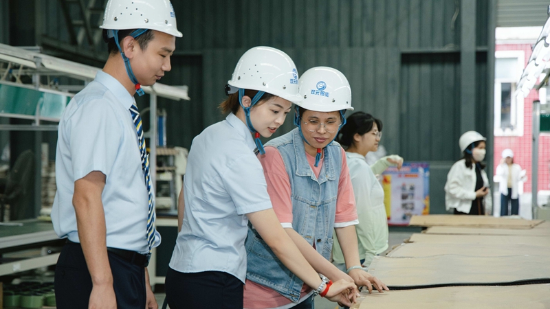 郵儲銀行工作人員深入水城經濟開發區鋁及鋁加工產業園，了解企業所需。郵儲銀行貴州省分行供圖