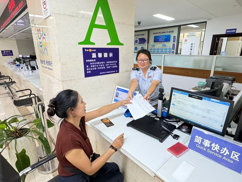 荔波縣稅務局工作人員在“簡事快辦”專窗為納稅人辦理涉稅業務。