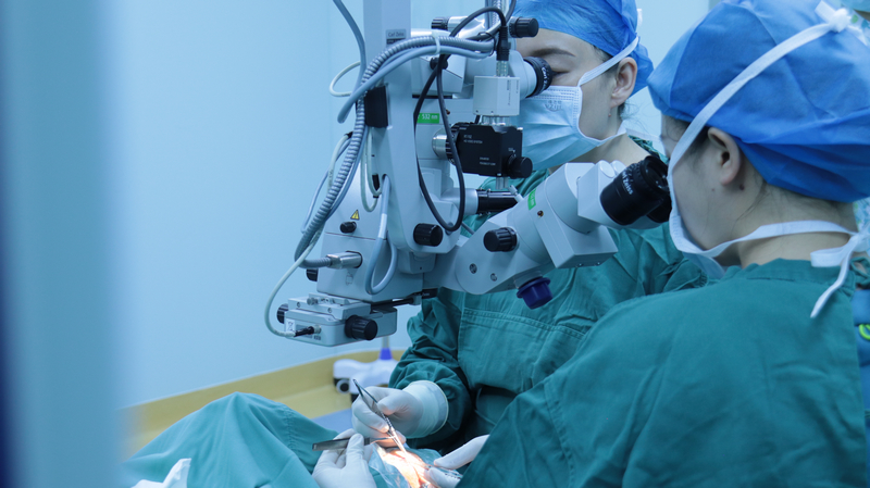 醫生在為患者檢查。