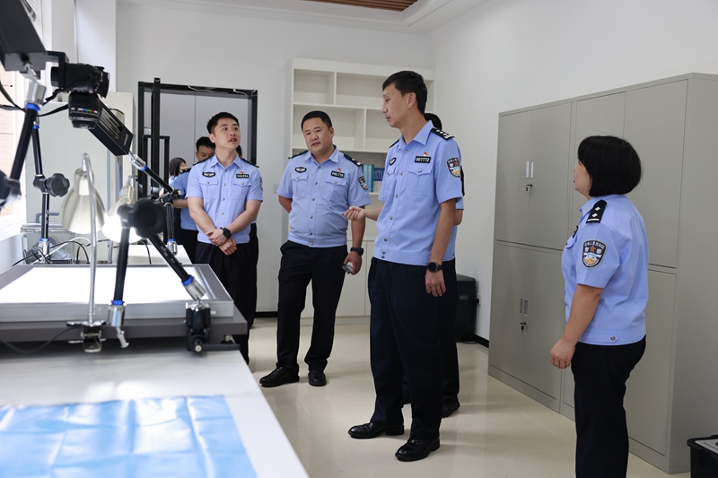 2、南明區政府副區長、南明公安分局黨委書記、局長陳曉路到工作室調研指導工作。