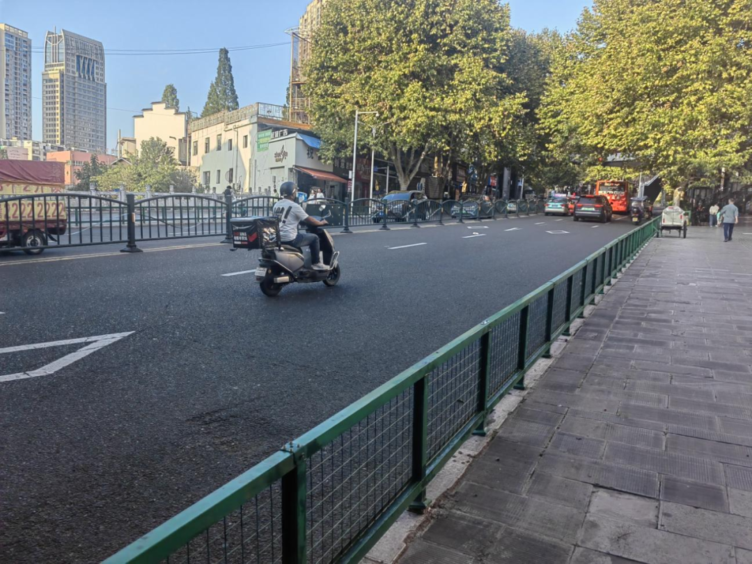 西秀區園林局開展花架拆除工作。