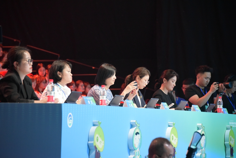 3評委正在認真聆聽