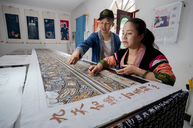 貴州農民夫妻成功制作國家一級文物巨幅非遺蠟畫壁掛 (3)