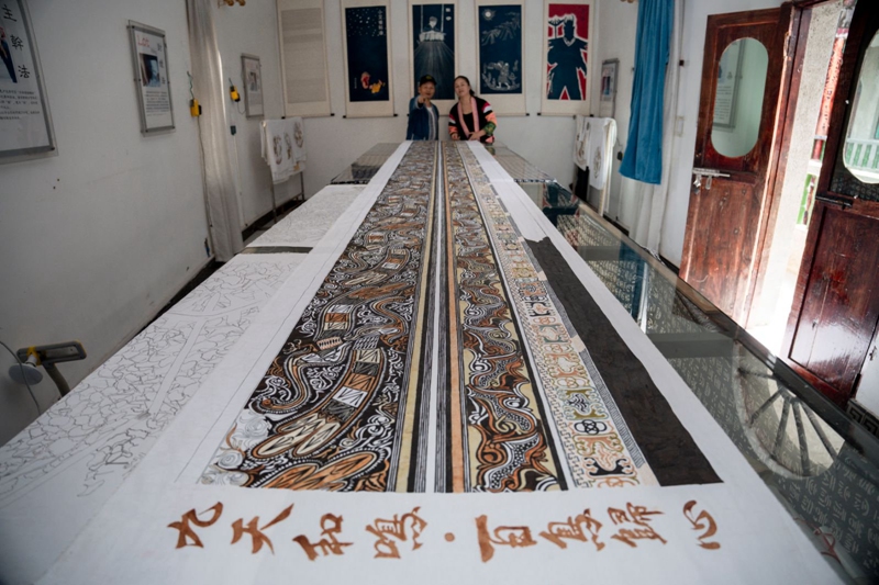貴州農民夫妻成功制作國家一級文物巨幅非遺蠟畫壁掛 (5)