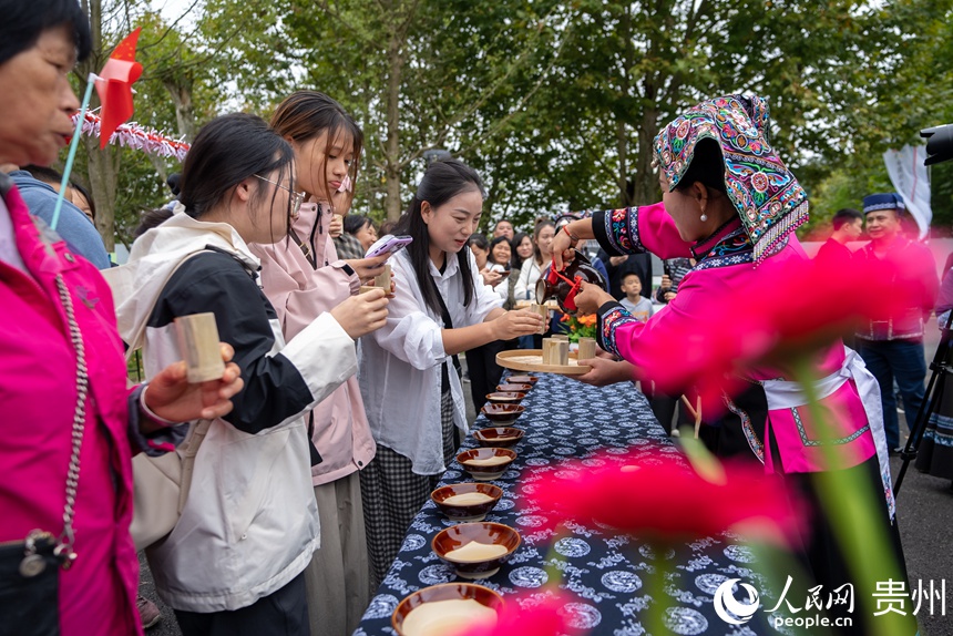 市民游客在活動現場體驗攔門酒。人民網記者 涂敏攝