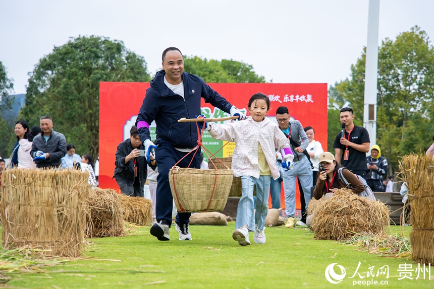 市民游客在活動現場參加扁擔接力賽。人民網記者 涂敏攝