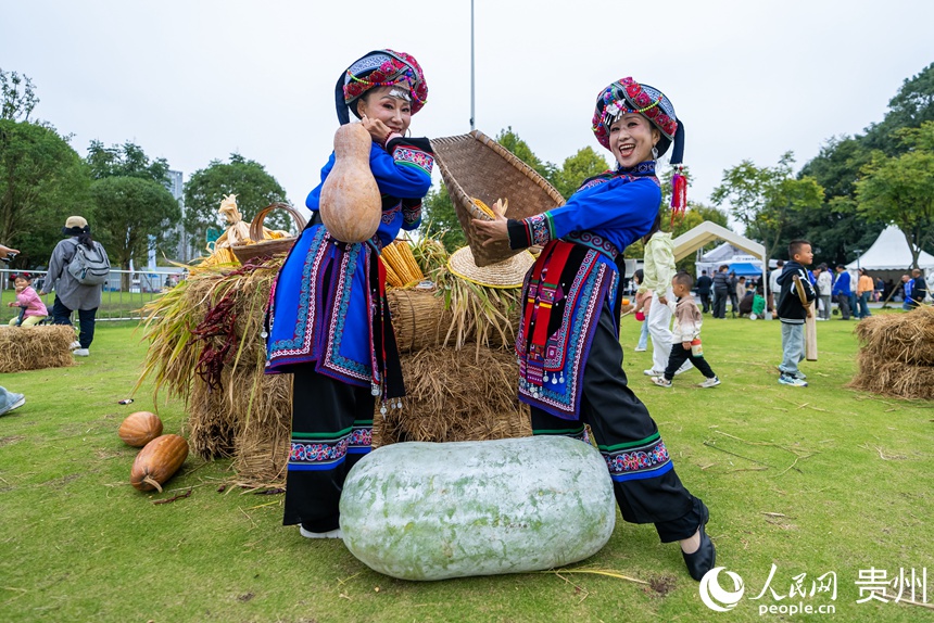 市民游客在活動現場打卡拍照。人民網記者 涂敏攝