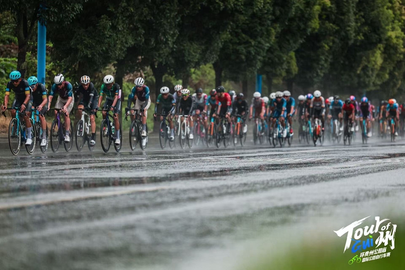 1200余名騎手參加環貴州自行車賽。