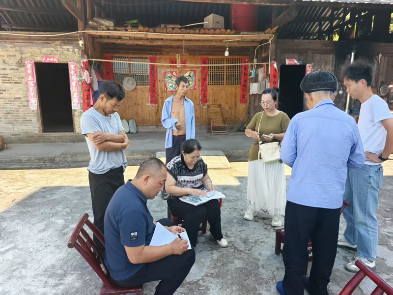 縣殘聯工作人員現場為殘疾人填寫相關信息。