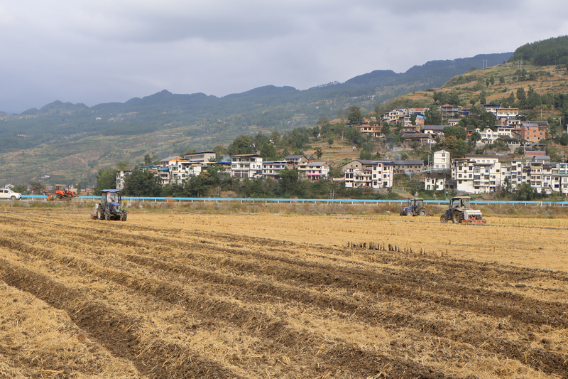 播種機正在播種。