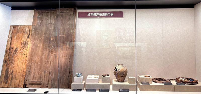 4、四渡赤水紀念館展柜里的紅色文物。刁苓沙 攝.jpg