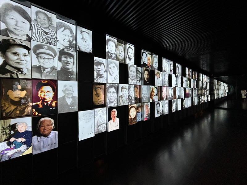 5、女紅軍紀念館的紅梅凌霄廳，多媒體照片墻上滾動著老紅軍們一幅幅珍貴的老照片。刁苓沙 攝.jpg