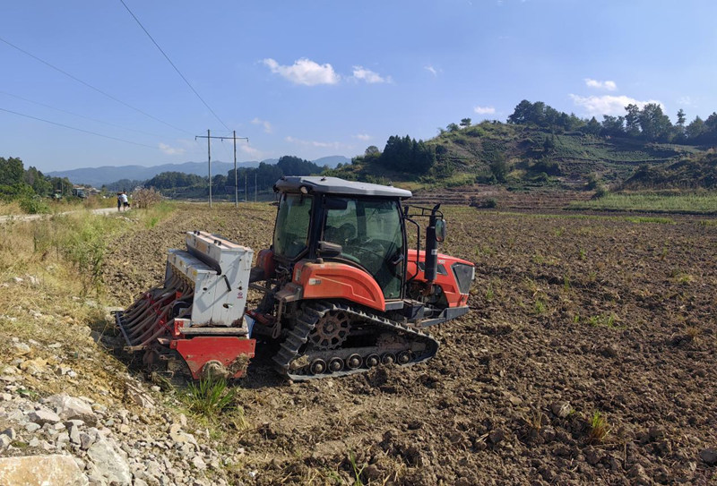 搶抓秋冬種農時機械化助力油菜高效種植。