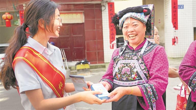 建行貴陽河濱支行走進清鎮市東門橋村開展“文謙公益·同心行動”。