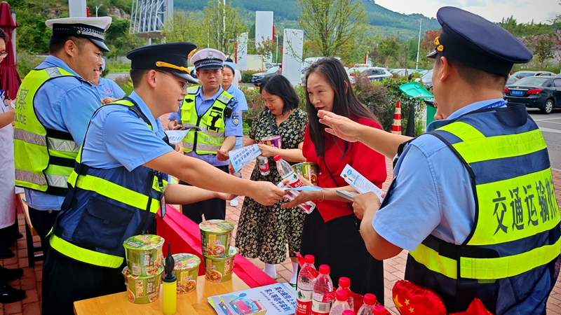 “一路三方”在在S32新石高速困牛山服務區開展情滿旅途活動。李飛攝