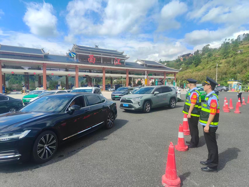交通執法員在西江收費站出口維護道路秩序。王強攝