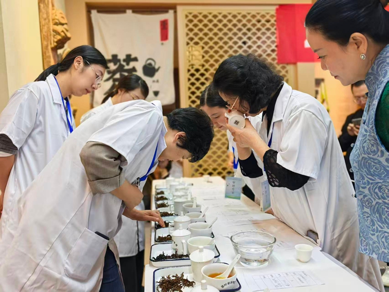 查看葉底情況。