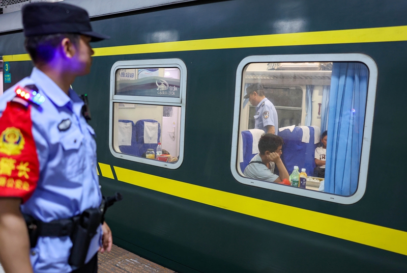 2025年10月14日，劉濤在上饒站站臺觀察同事在K845次列車上巡查過程。