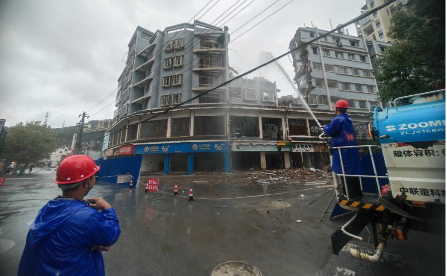 圖為施工現場灑水降塵。