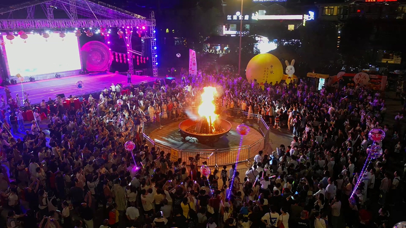 2 圖為“月映火塘，悅唱荔波”中秋主題音樂晚會.jpg