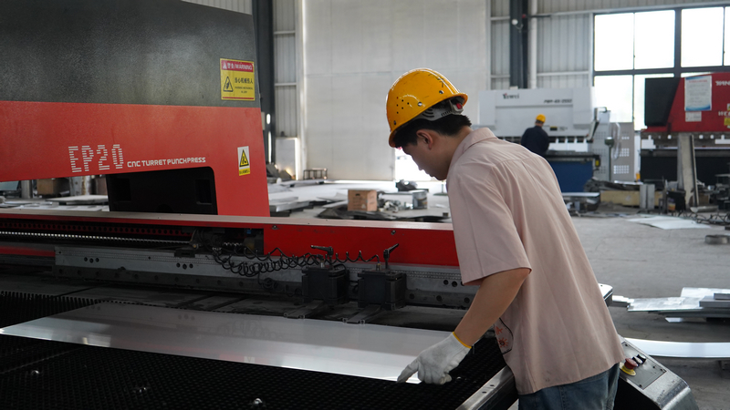 工人正在加緊生產。