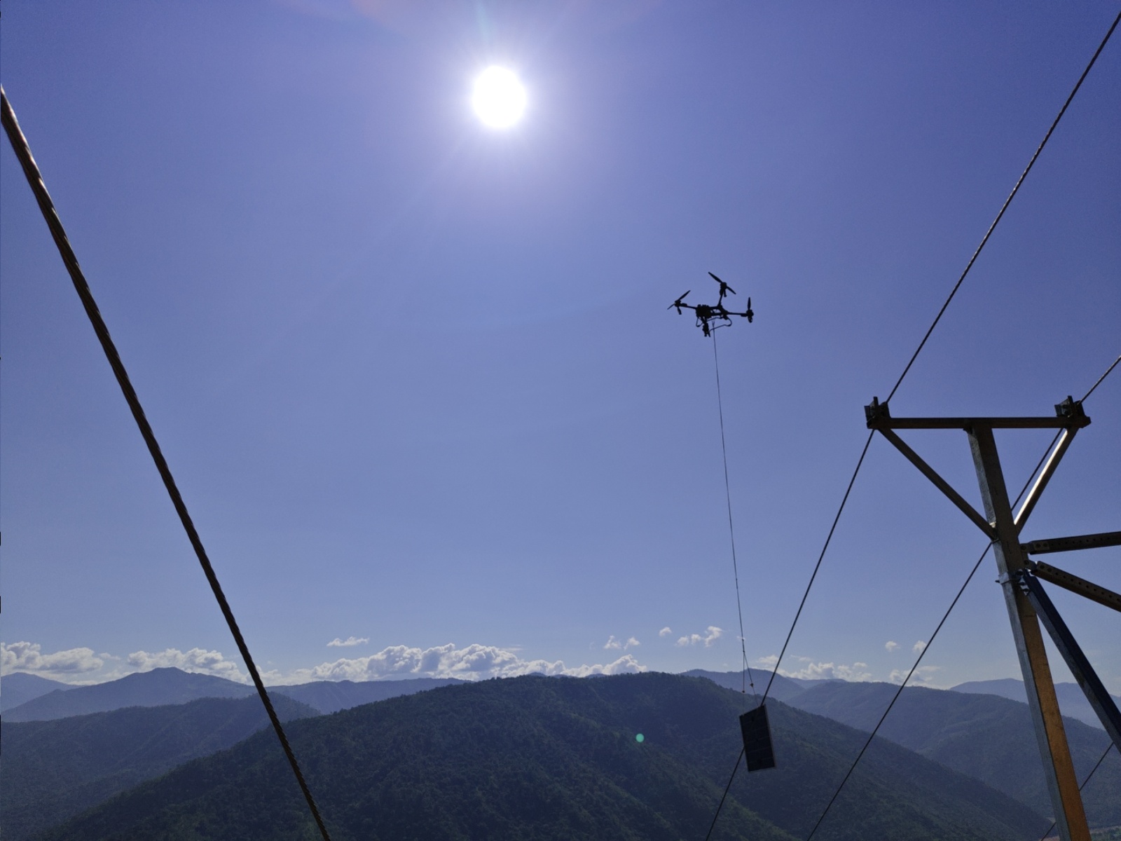 無人機安裝光伏板。