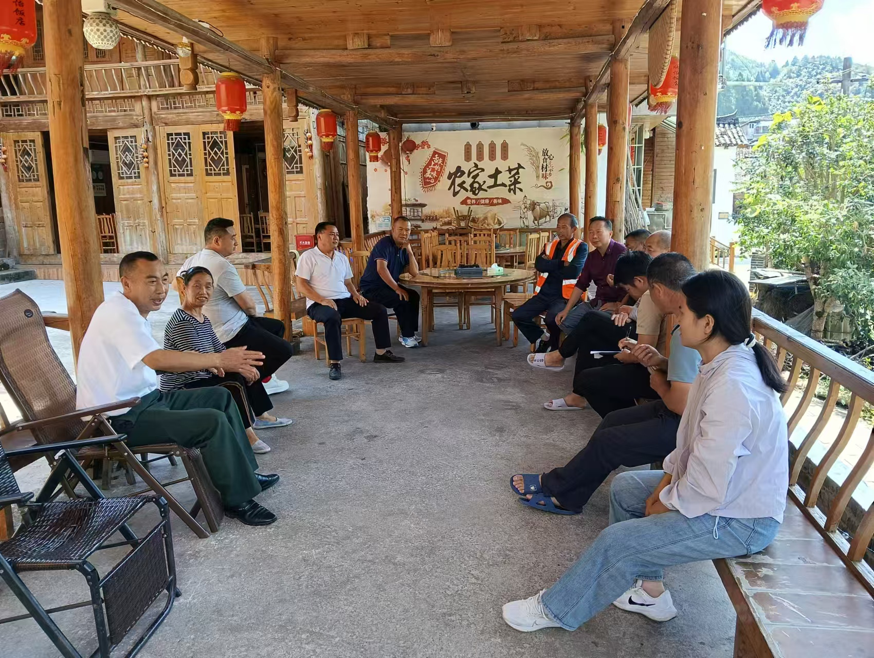 城關鎮利用鳥類保護院壩會宣傳保護鳥類法律常識。