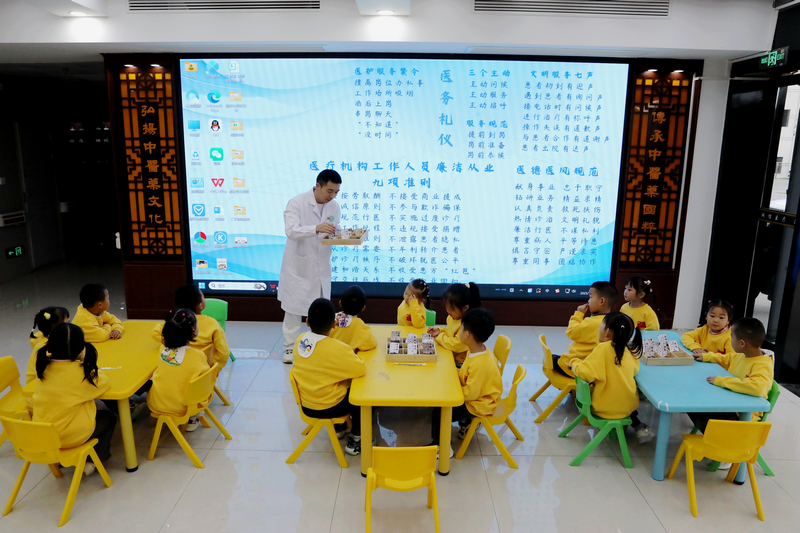 貴州省黔東南苗族侗族自治州施秉縣民族中醫院的醫生向縣第二幼兒園的小朋友們講解中醫藥知識。