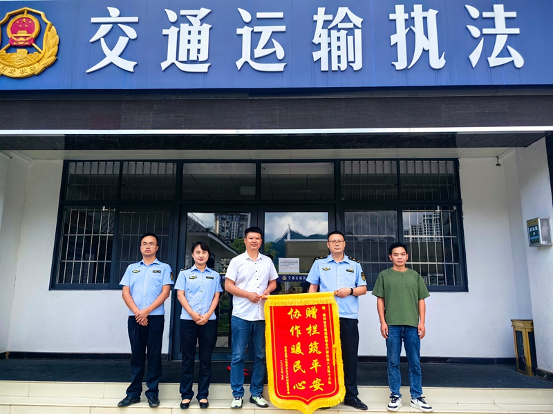 1 圖為巴力村村支書送來錦旗