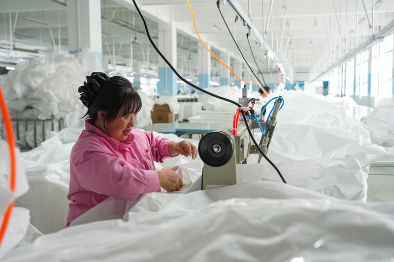 2025年10月17日，位于貴州省畢節市納雍經濟開發區B區的貴州三木春紡織品制造有限公司生產車間，工人加工車衣。 楊英 攝.jpg