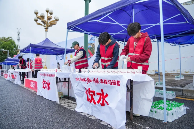 志愿者服務清鎮半馬。