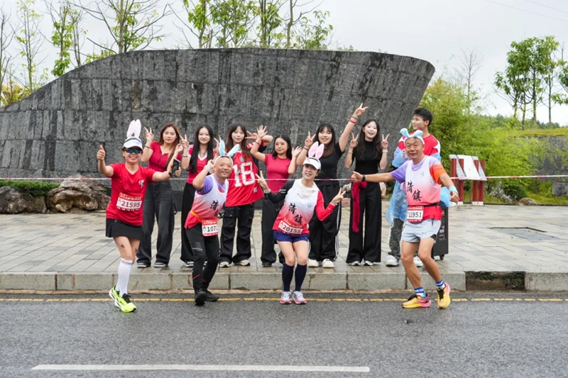 志愿者服務清鎮半馬。