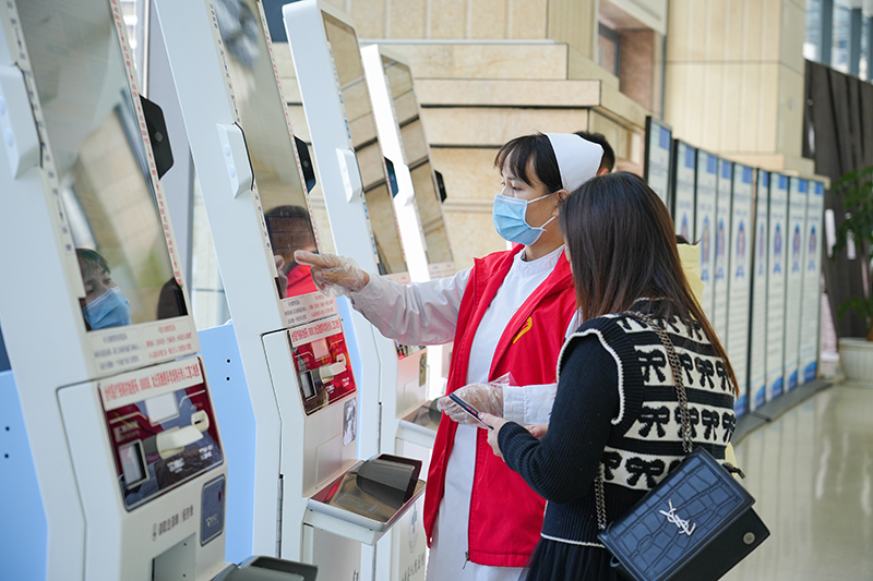 導診護士指導患者掛號就診。胡璐攝