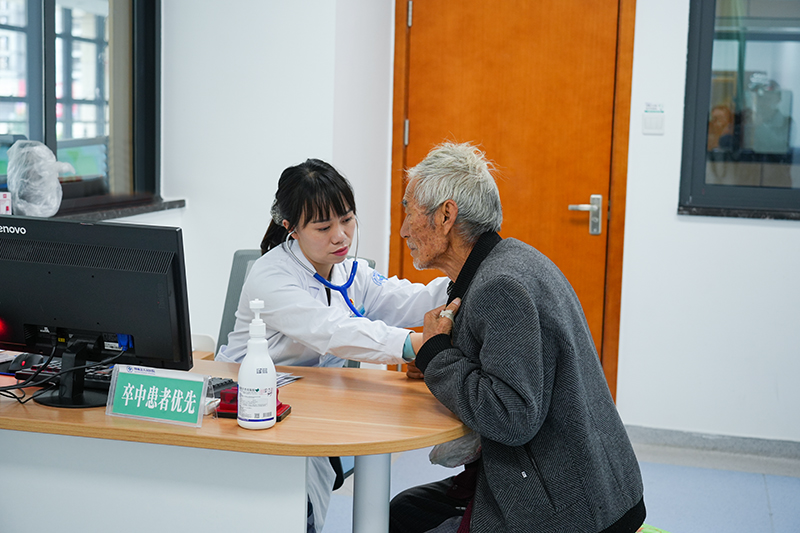 門診醫生為患者就診。胡璐攝