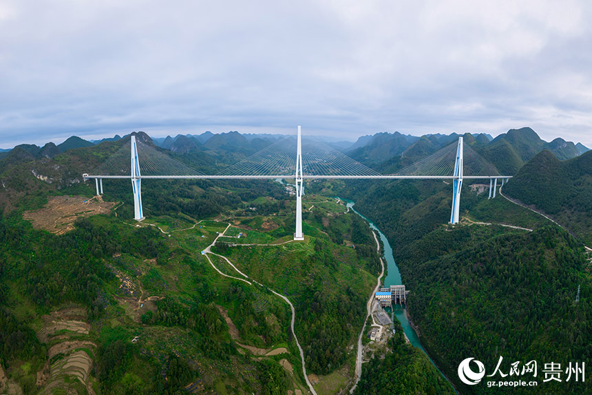 航拍平塘特大橋。人民網記者 涂敏攝