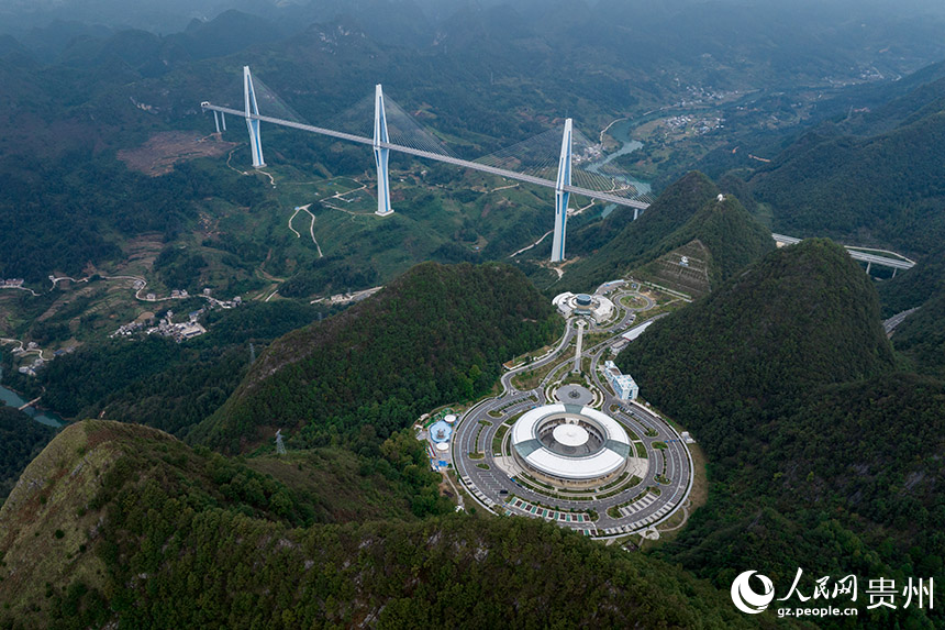 航拍平塘特大橋與“天空之橋”服務區。人民網記者 涂敏攝