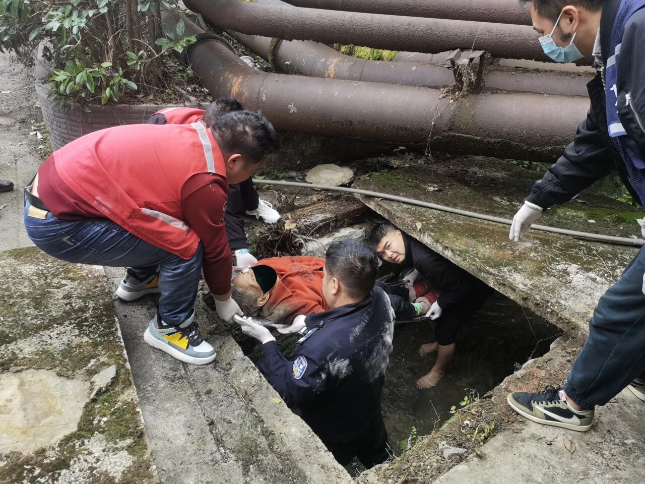 圖為民警合力救出老人。