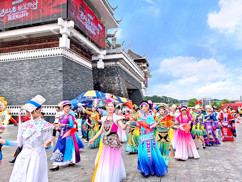 今年國慶期間，多彩貴州城推出民族大巡游活動。