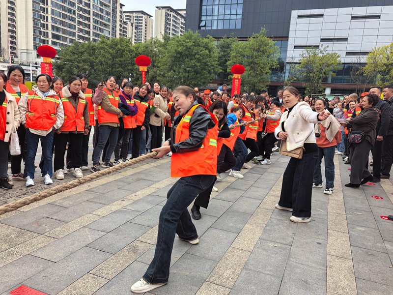 拔河比賽現場。