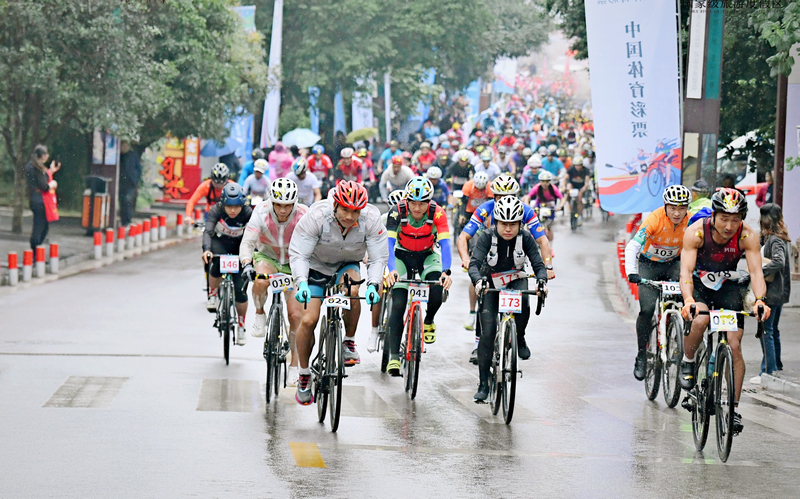 自行車賽段選手雨中競速，上演速度與耐力的較量。習水縣融媒體中心供圖