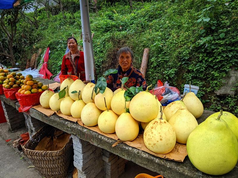 圖為：路邊擺攤售賣