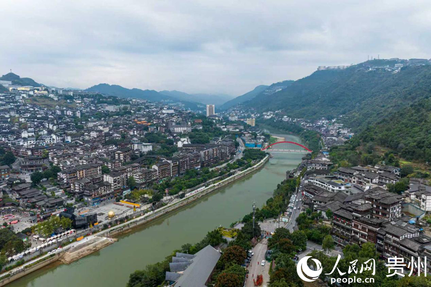 媒體團走進“中國酒都”和“世界醬香白酒核心產區”仁懷。圖為仁懷市茅臺鎮一隅。人民網記者 涂敏攝