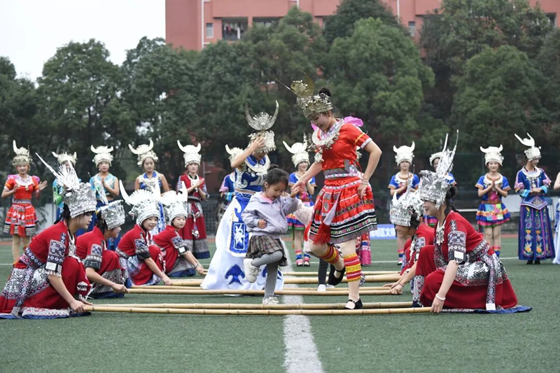 貴陽學院學生在比賽間隙表演竹桿舞11