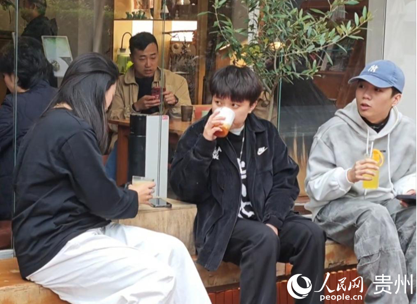 市民游客打卡“新三樣”，慢品生活詩意。人民網 黃小桃攝