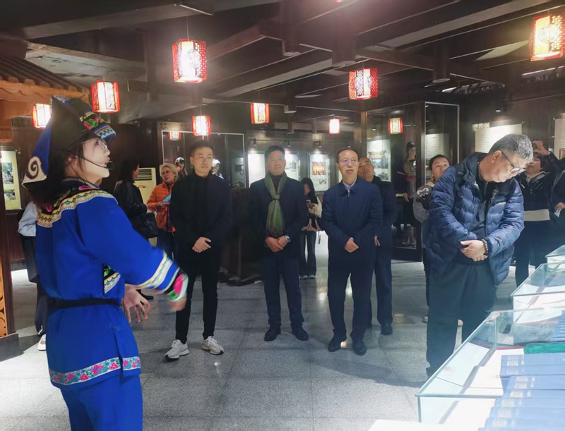 澳門考察團一行考察黔南民族師范學院民族文化展覽館。