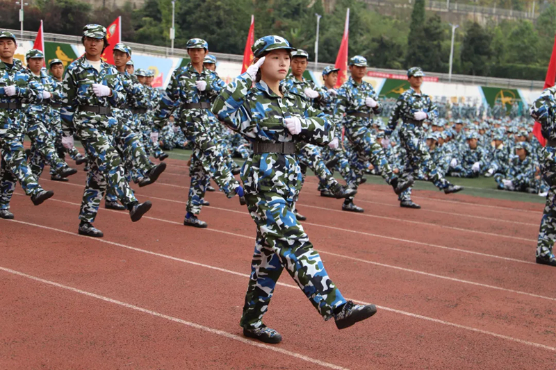 迷彩方陣踏響強軍節拍。
