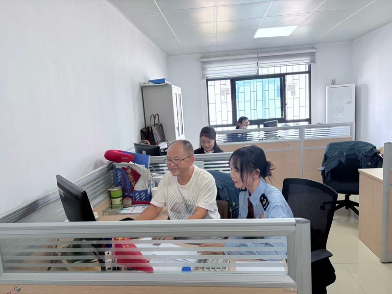 稅務人員輔導納稅人申報操作。